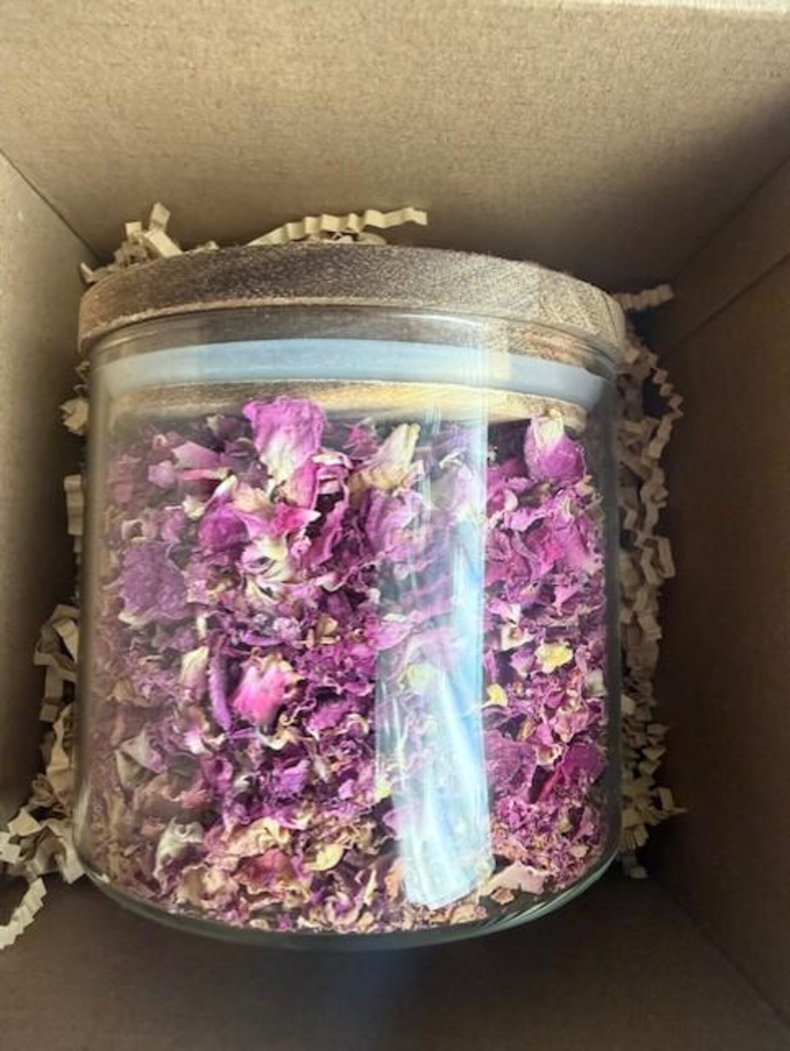 200g jar of rose petals packed in a kraft box